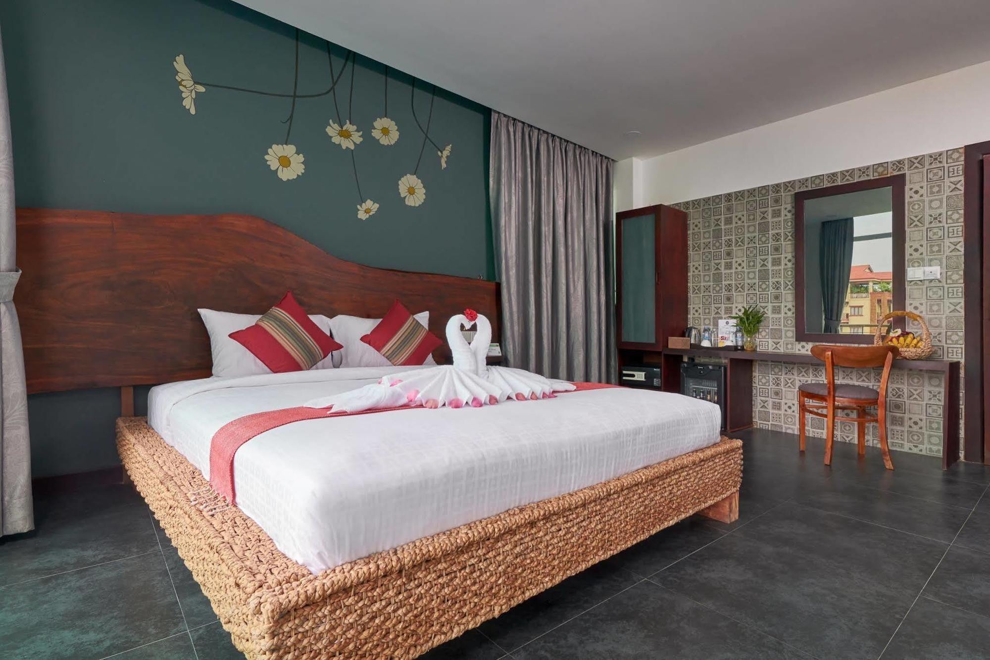 Monsoon Bassac Hotel Пном Пен Екстериор снимка